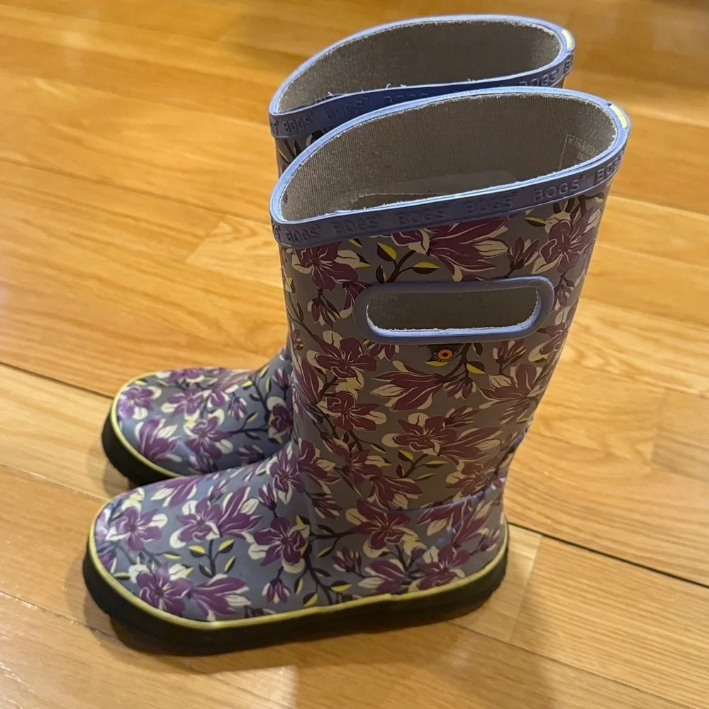 Bogs girls magnolia rain boots size 3 .